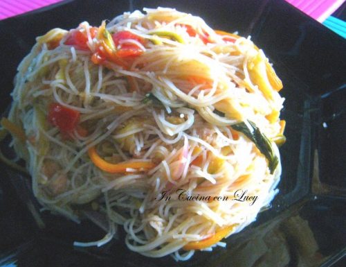Spaghetti di riso con verdure croccanti.