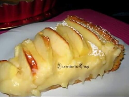 Crostata di mele con crema pasticcera.