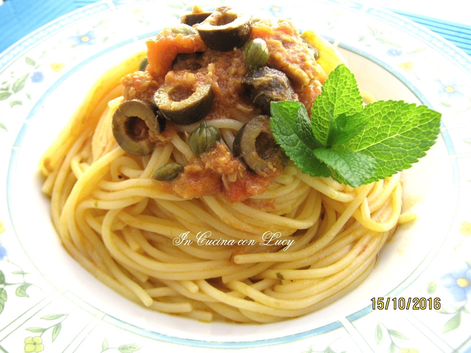 Spaghetti con tonno,olive e capperi