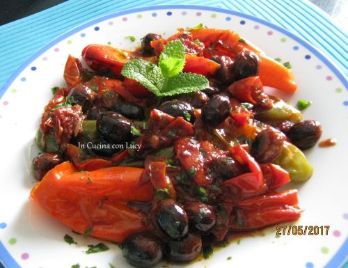 Friggitelli con olive e pomodorini